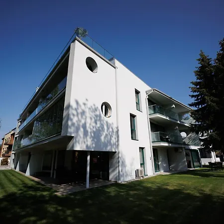 Bauhaus Penthouse Wellness * شيوفوك